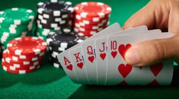 Qual è la differenza tra giocare a poker con soldi finti e a poker con soldi bonus?