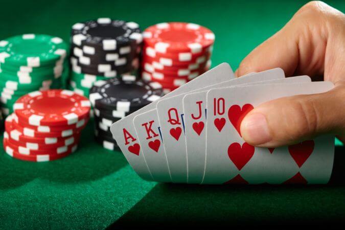 Qual è la differenza tra giocare a poker con soldi finti e a poker con soldi bonus