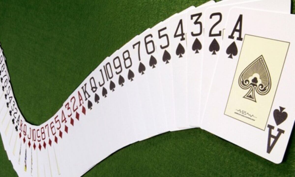Lettura degli avversari differenze tra poker classico ed online