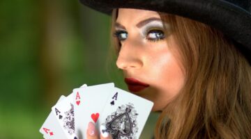 Cos’è la faccia da poker (poker face)?