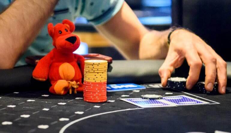 Apa straddle dalam poker dan bagaimana menggunakannya